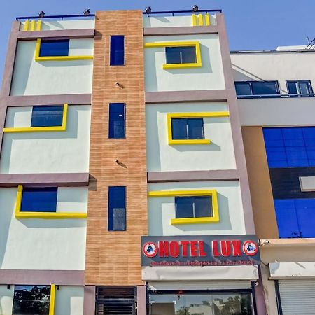 Spot On 76764 Hotel Lux Indore Bagian luar foto
