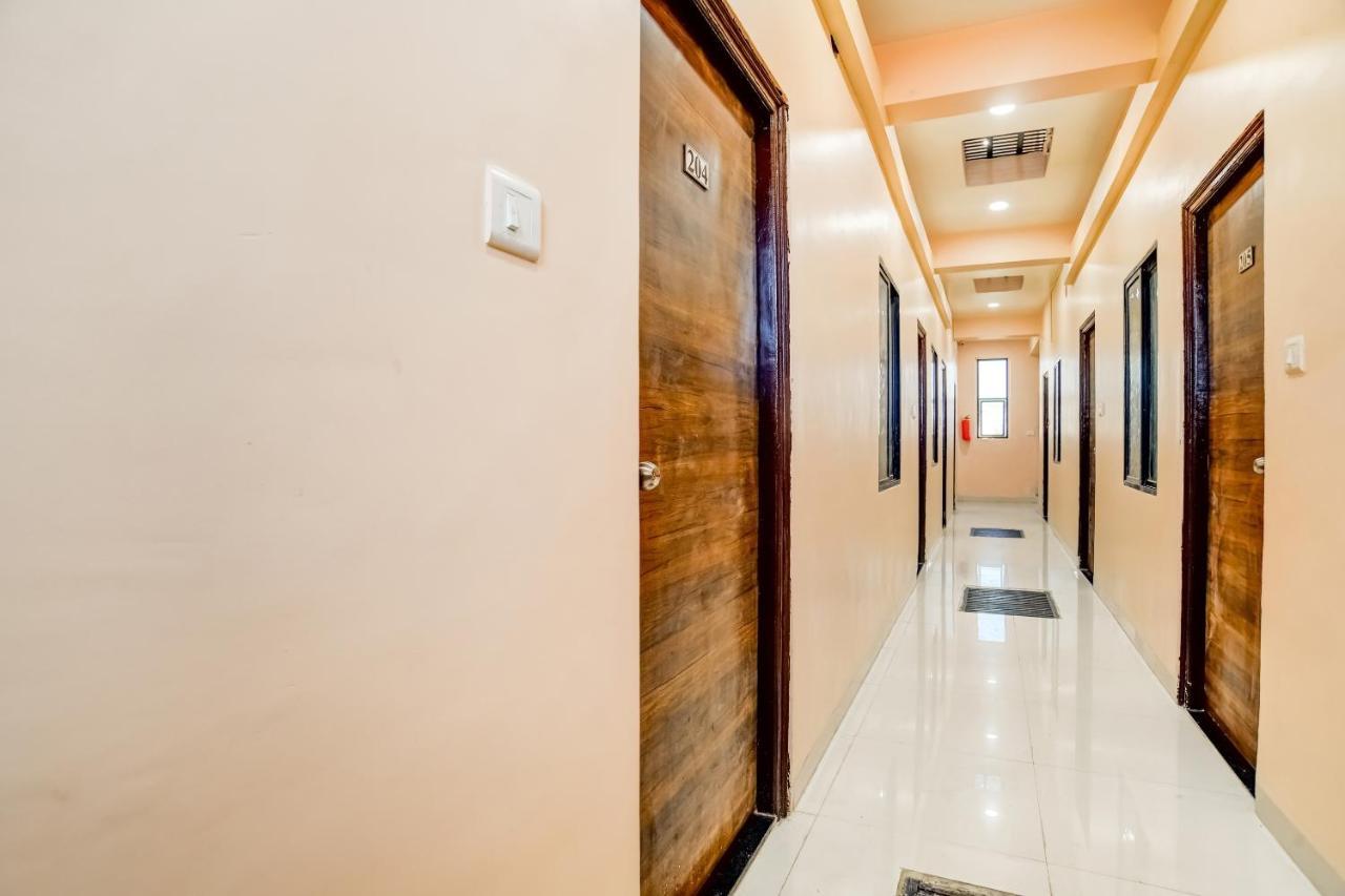 Spot On 76764 Hotel Lux Indore Bagian luar foto